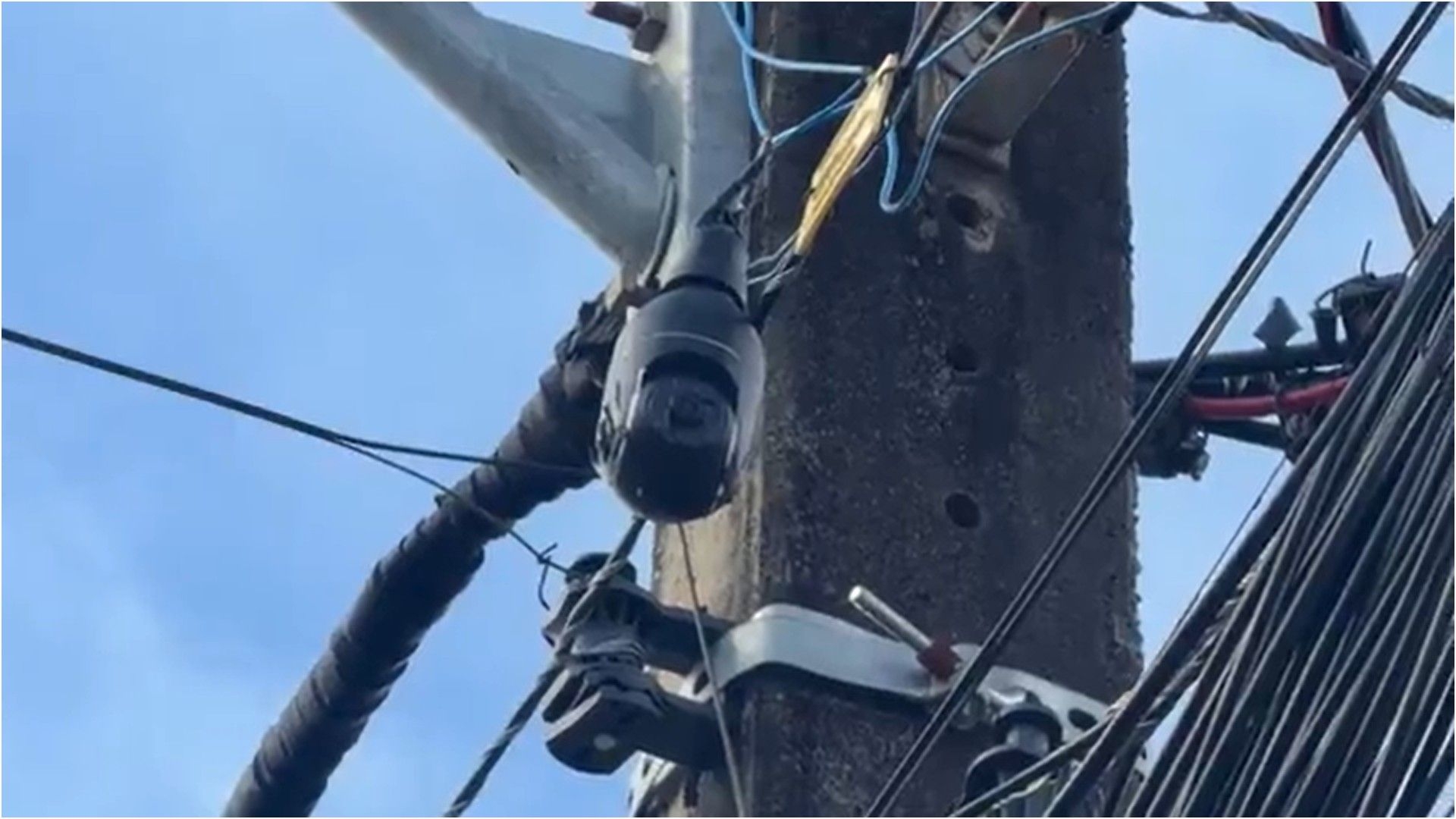 Câmera clandestina do tráfico em poste é descoberta