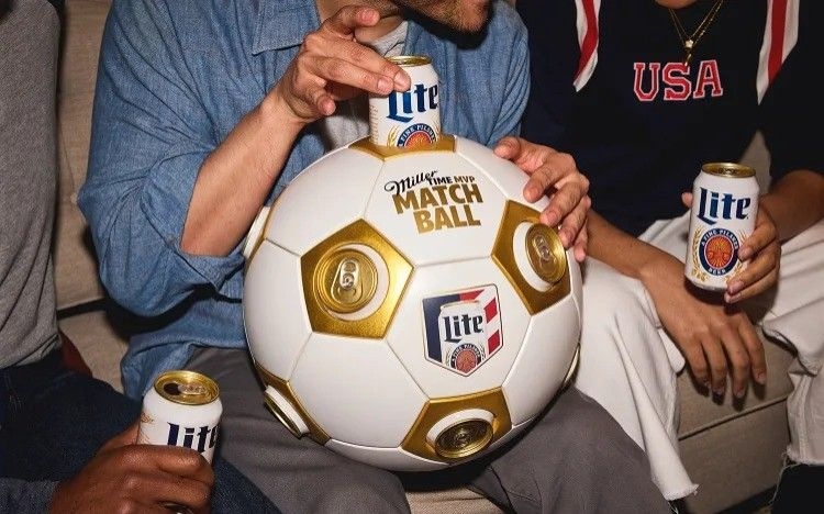 Cerveja Miller Lite lança bola de futebol especial para a Copa